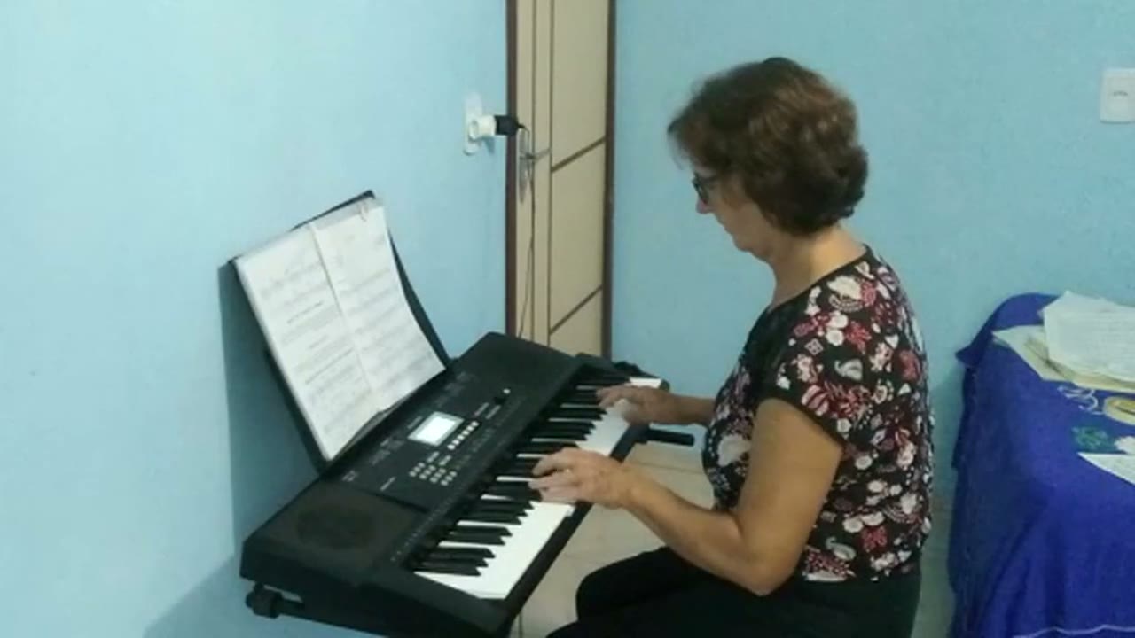 A student playing Für Elise on the piano.